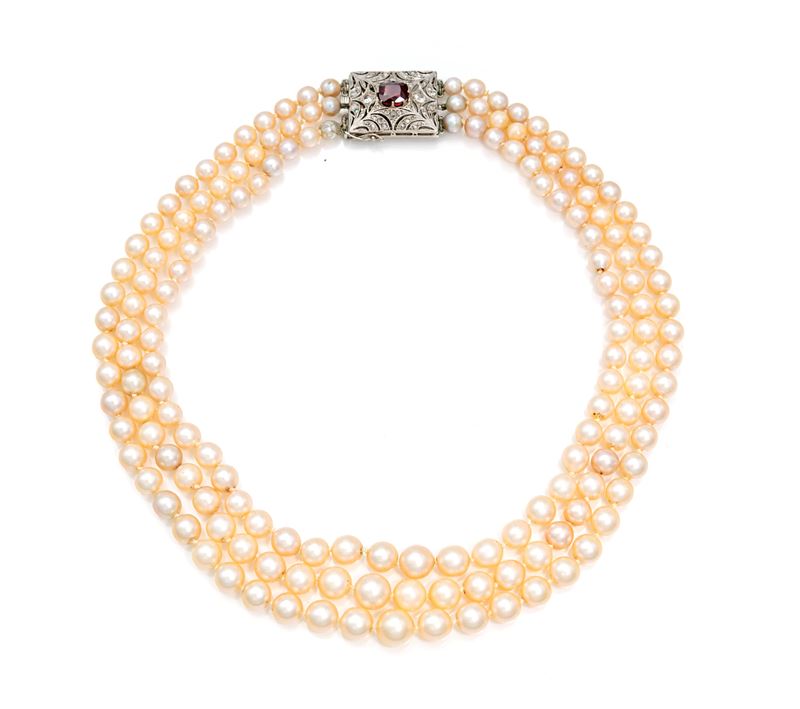 Collana di Perle a Tre Fili con Chiusura in Oro, Diamanti e Pietra Rossa