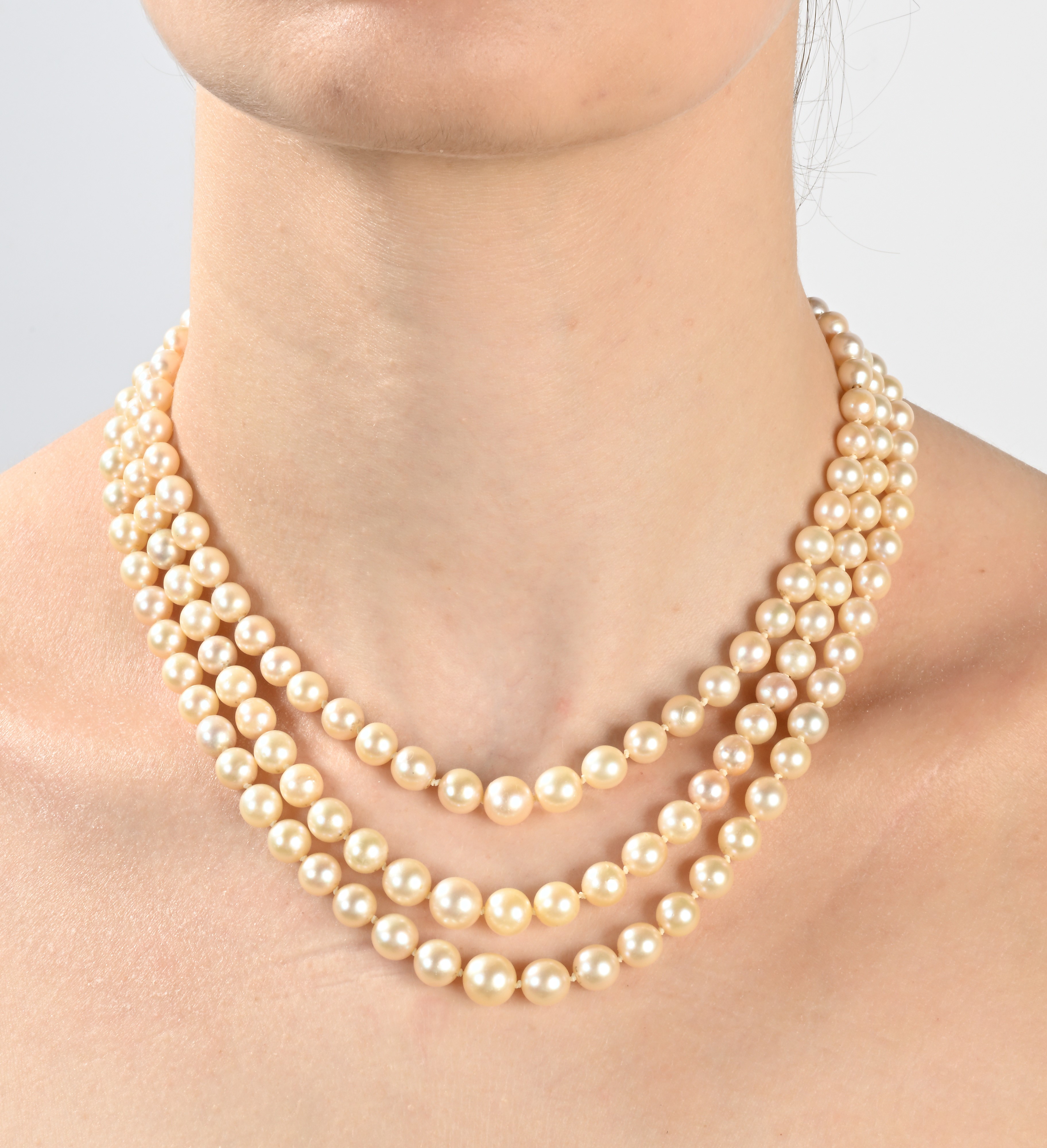 Collana di Perle a Tre Fili con Chiusura in Oro, Diamanti e Pietra Rossa