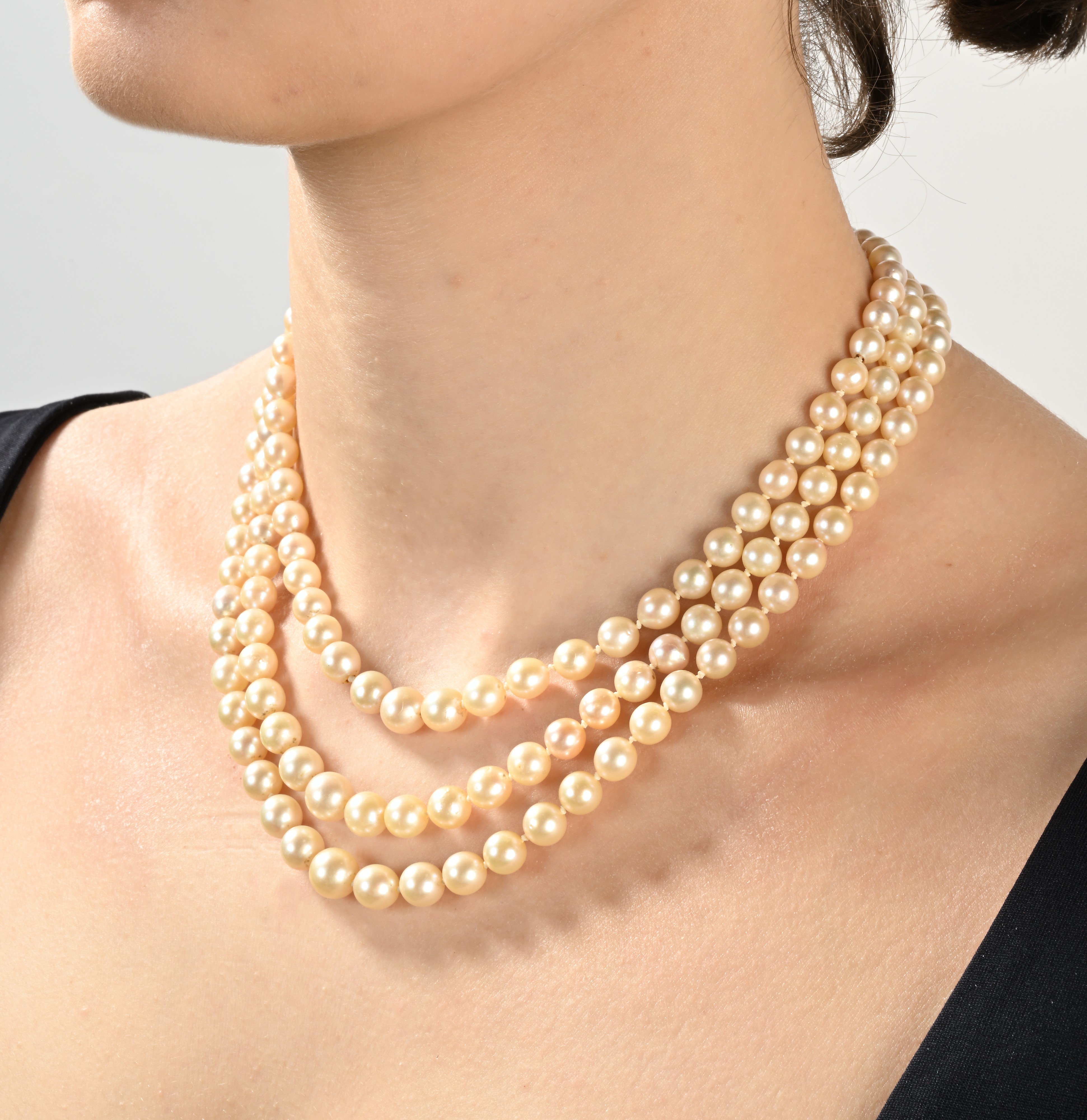 Collana di Perle a Tre Fili con Chiusura in Oro, Diamanti e Pietra Rossa