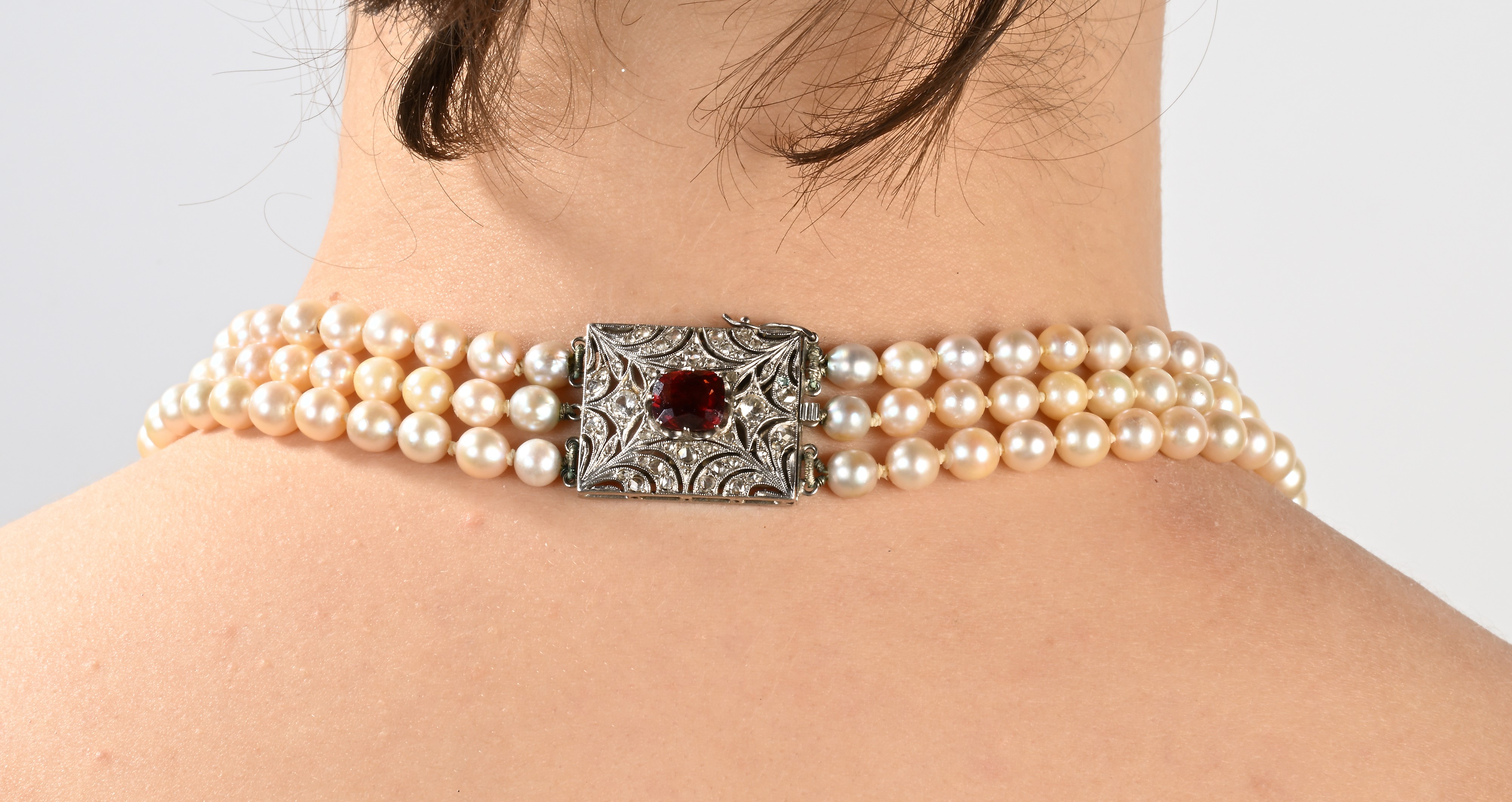 Collana di Perle a Tre Fili con Chiusura in Oro, Diamanti e Pietra Rossa