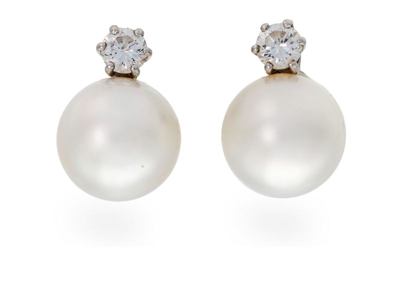 Coppia di Orecchini in Oro, Perle e Brillanti