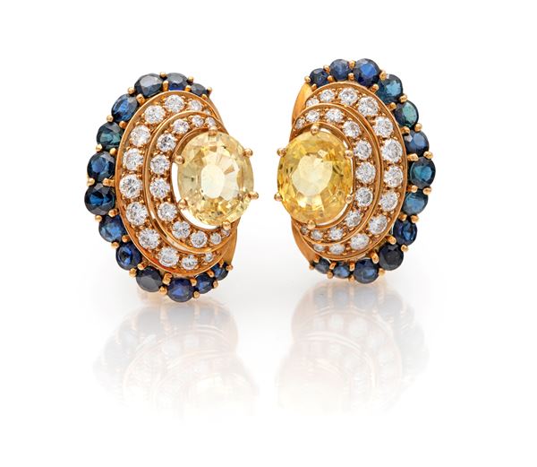 Coppia di orecchini in oro, zaffiri e brillanti