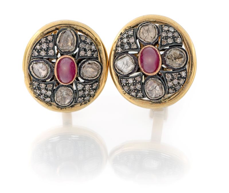 Coppia di orecchini in oro e argento, rubini e diamanti