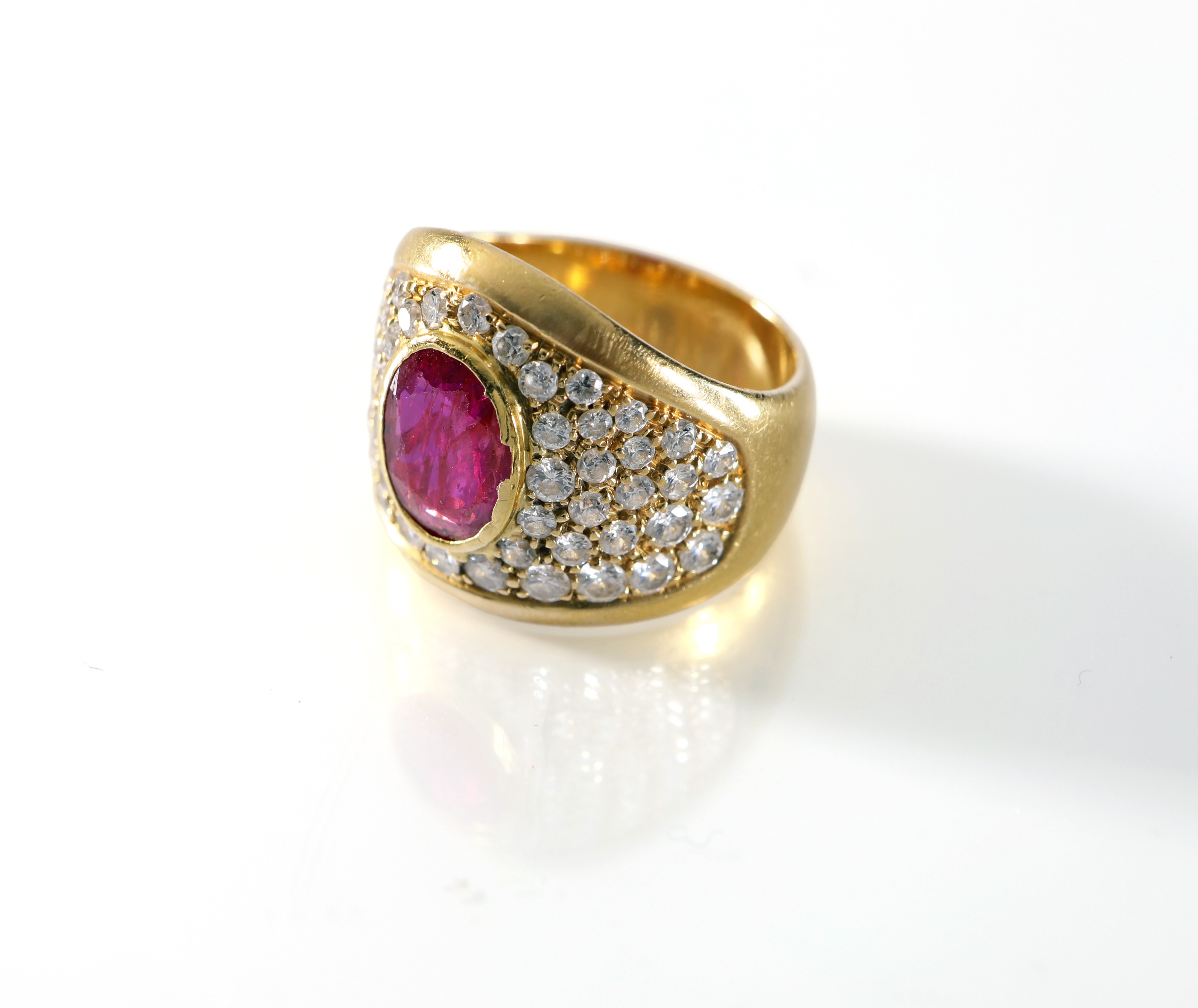 Anello in oro giallo con rubino e diamanti, misura 12