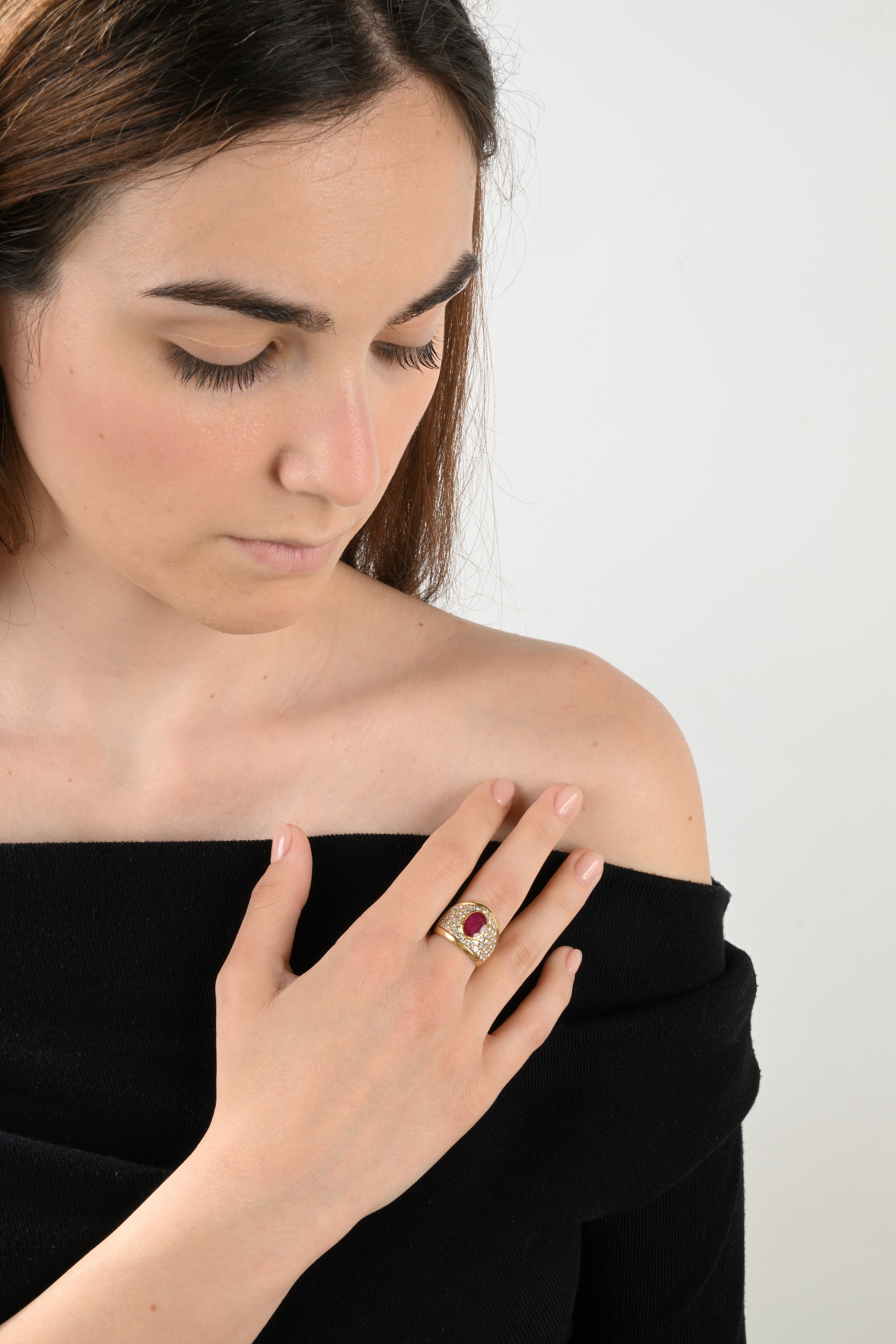 Anello in oro giallo con rubino e diamanti, misura 12