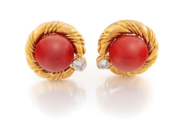 Coppia di orecchini a lobo in oro, corallo e brillante
