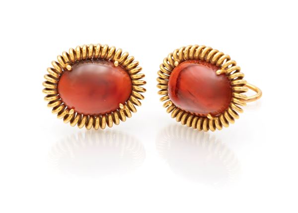 Coppia di orecchini in oro e corniola