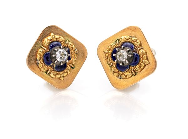Coppia di orecchini in oro e smalti