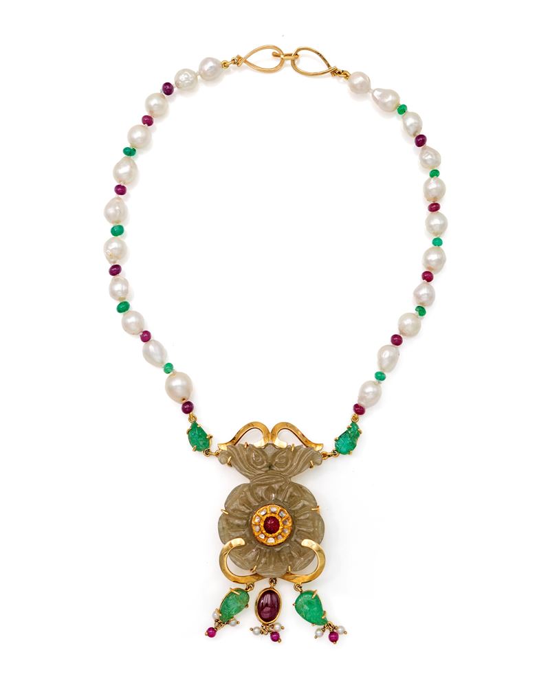 Collana in Oro, Perle, Smeraldi, Rubini e Giada.