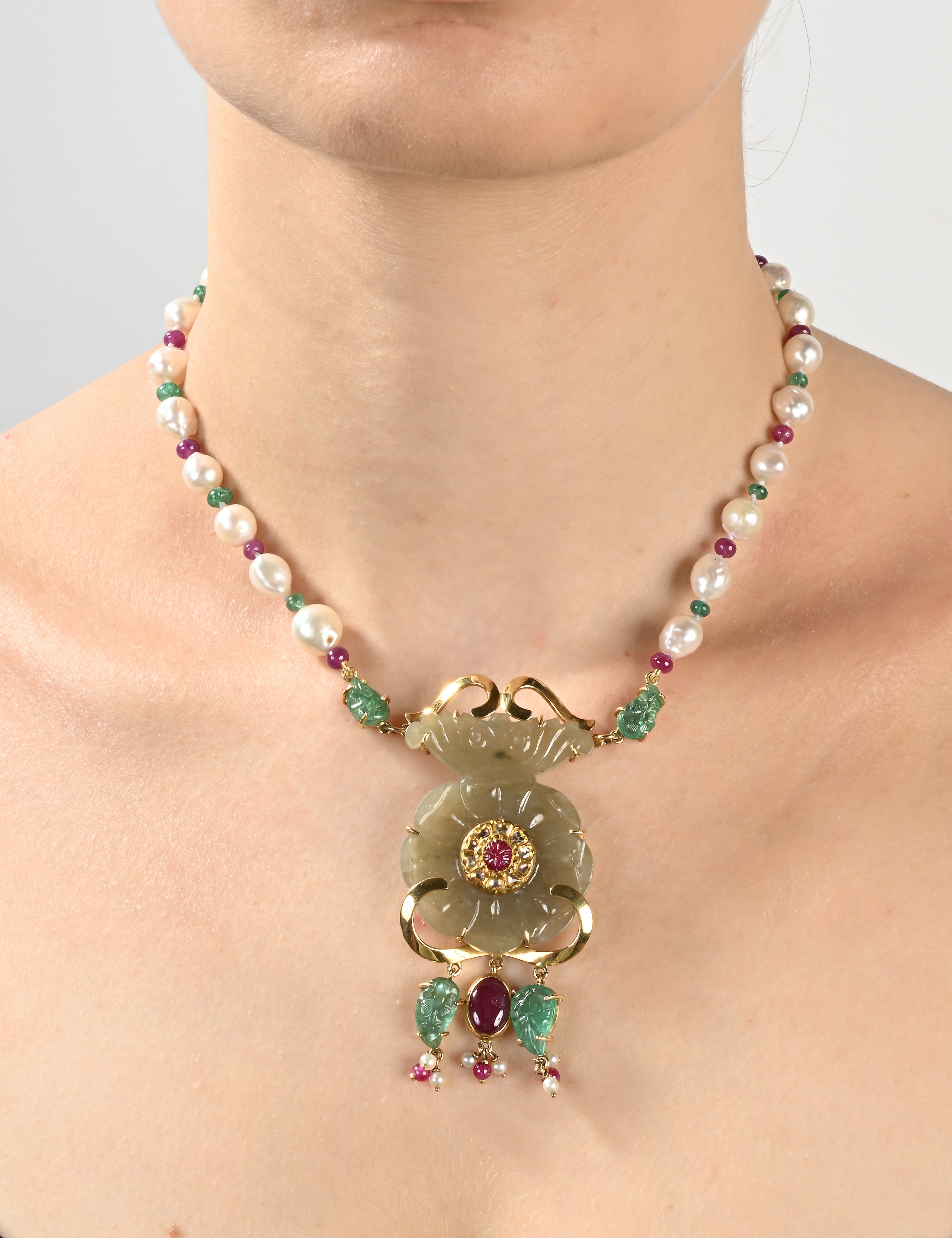 Collana in oro, perle, smeraldi, rubini e giada.