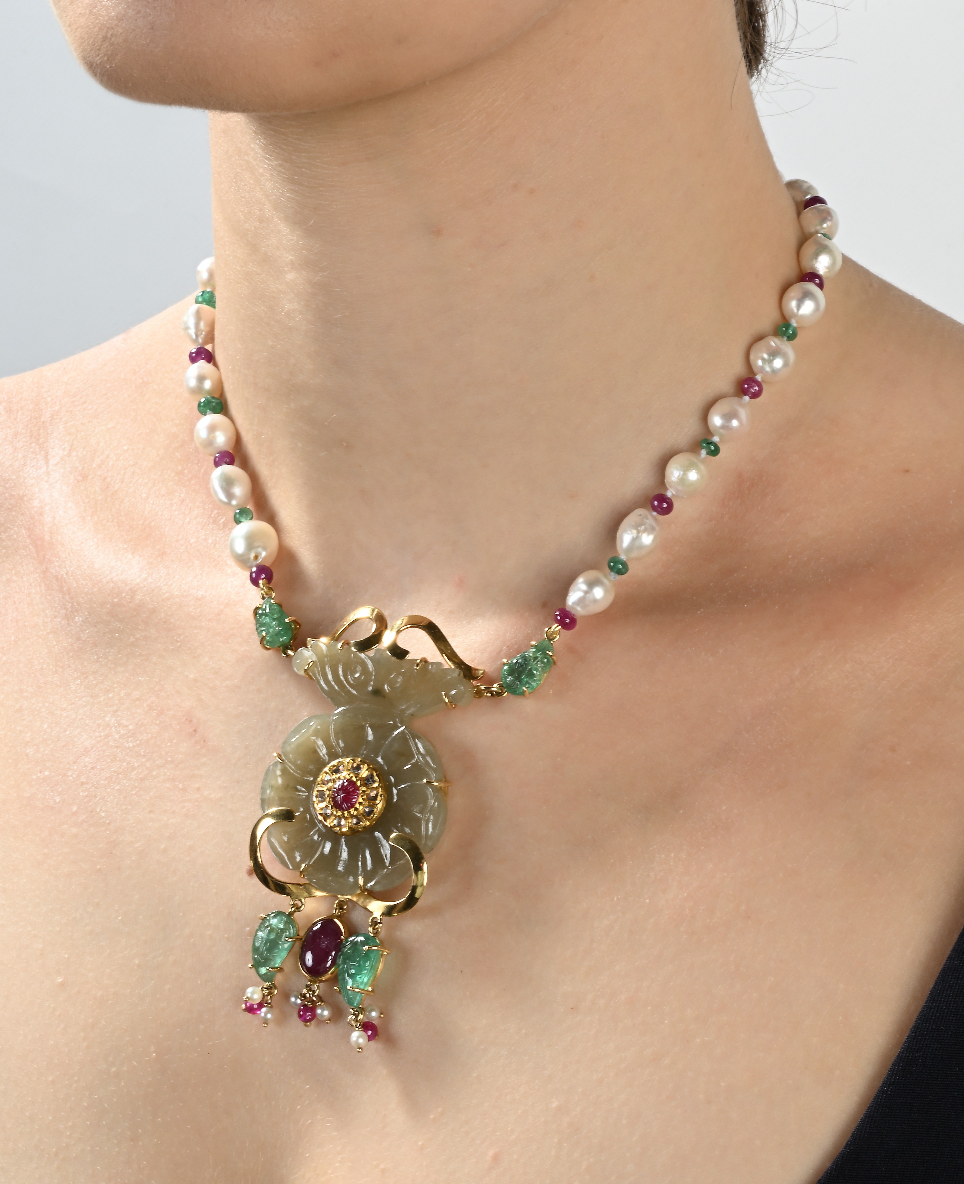 Collana in Oro, Perle, Smeraldi, Rubini e Giada.