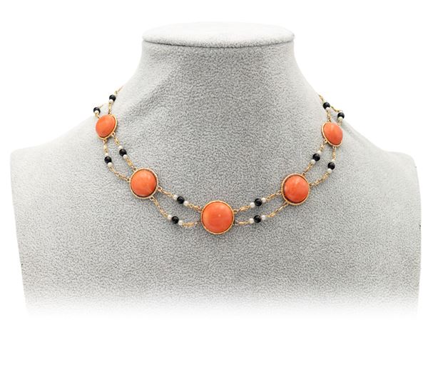 Collana in oro, perle, onice e corallo