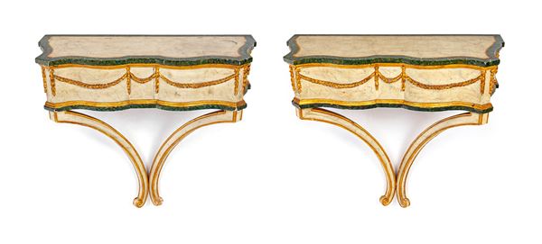 Coppia di piccole consoles d'applique in legno laccato