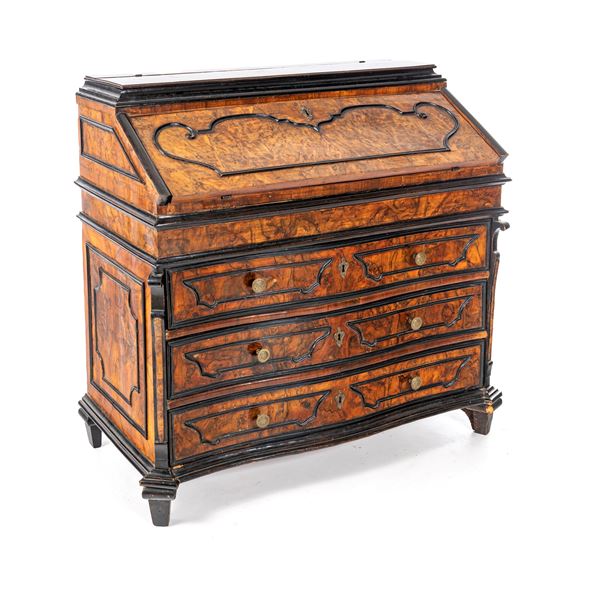 Cassettone a ribalta in radica di noce con cornici ebanizzate, Lombardia, XVIII secolo