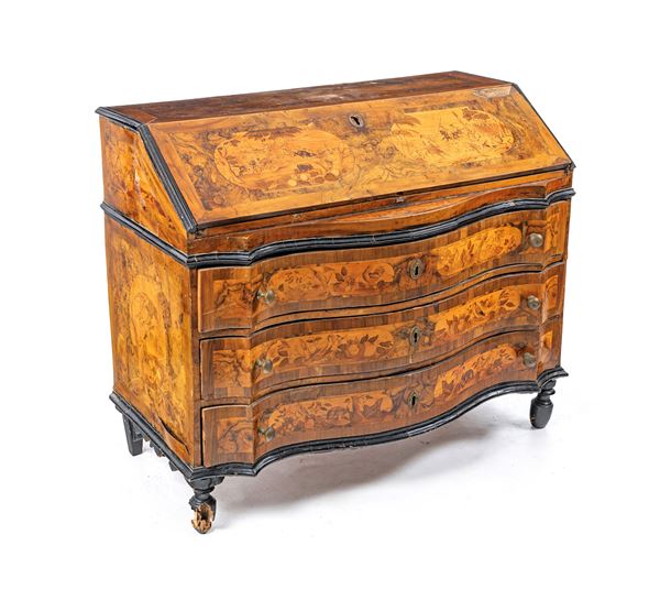 Cassettone a ribalta in noce intarsiato, Cremona, XVIII secolo