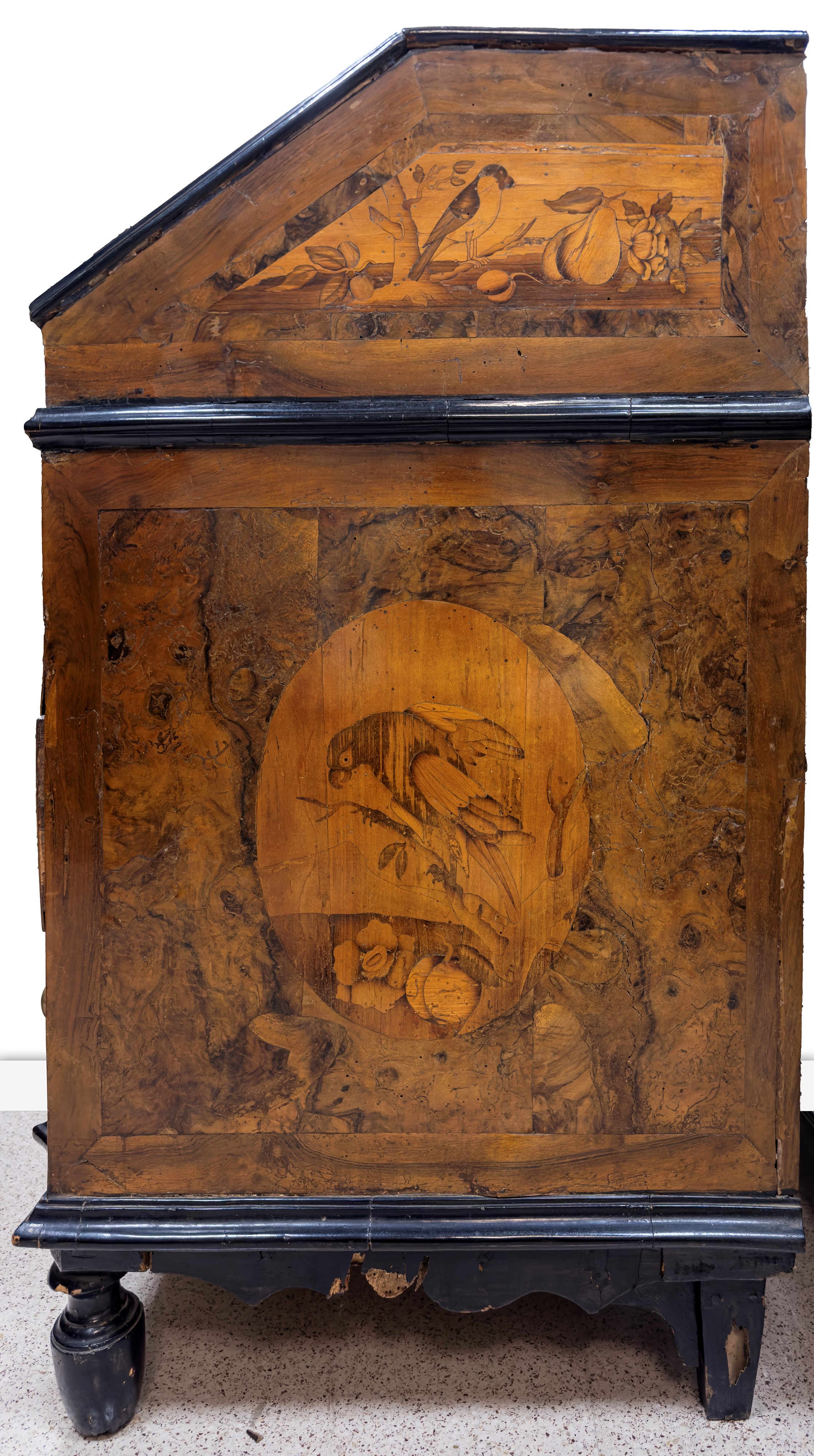 Cassettone a ribalta in noce intarsiato, Cremona, XVIII secolo