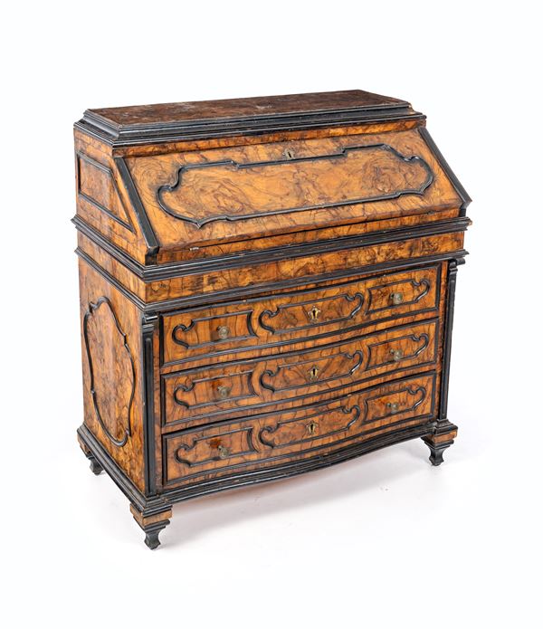 Cassettone a ribalta in radica di noce, Lombardia, XVIII secolo