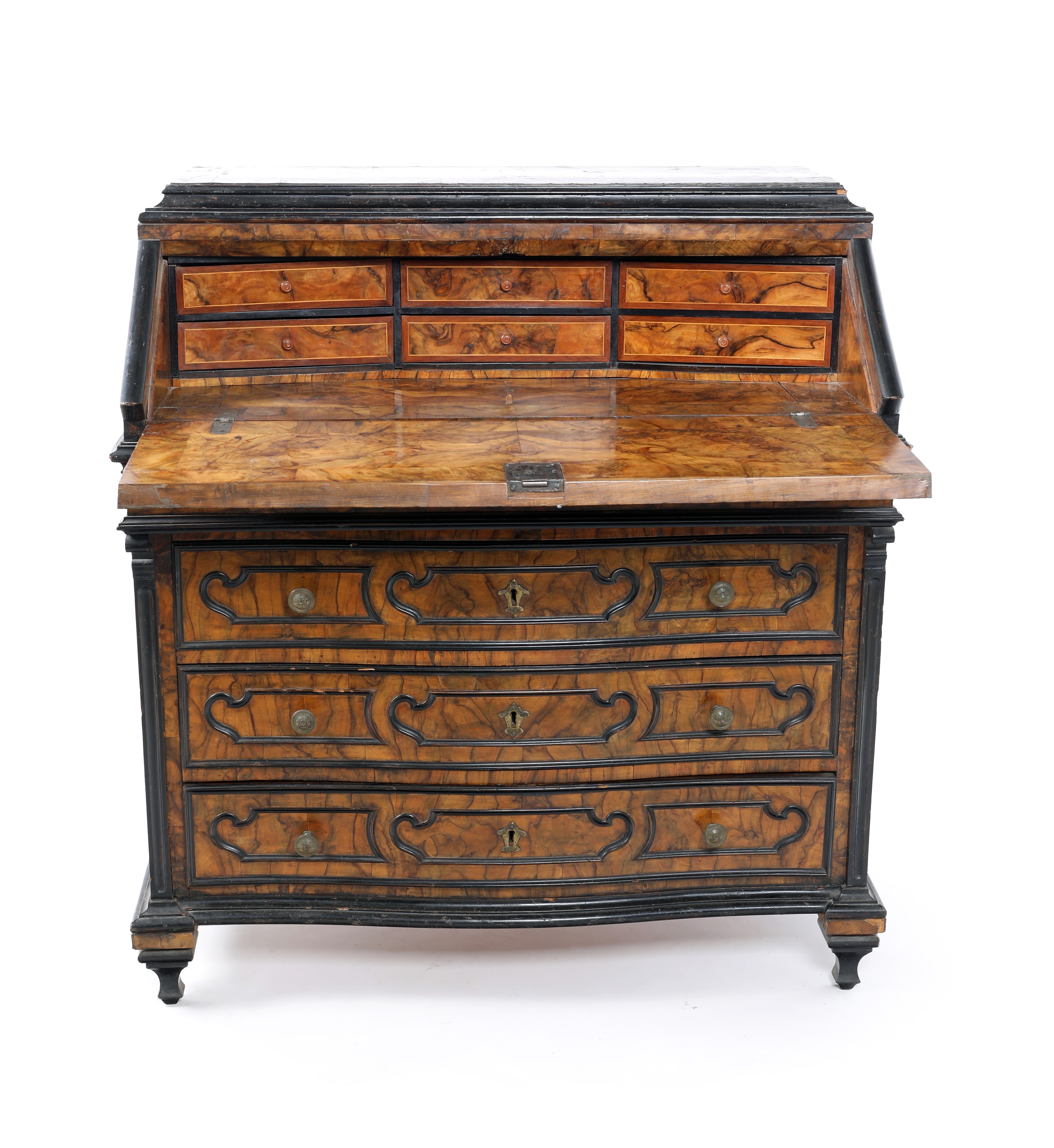 Cassettone a ribalta in radica di noce, Lombardia, XVIII secolo