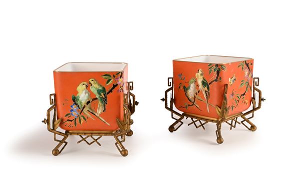 Coppia di cache pots in vetro opalino dipinto e montatura in bronzo dorato