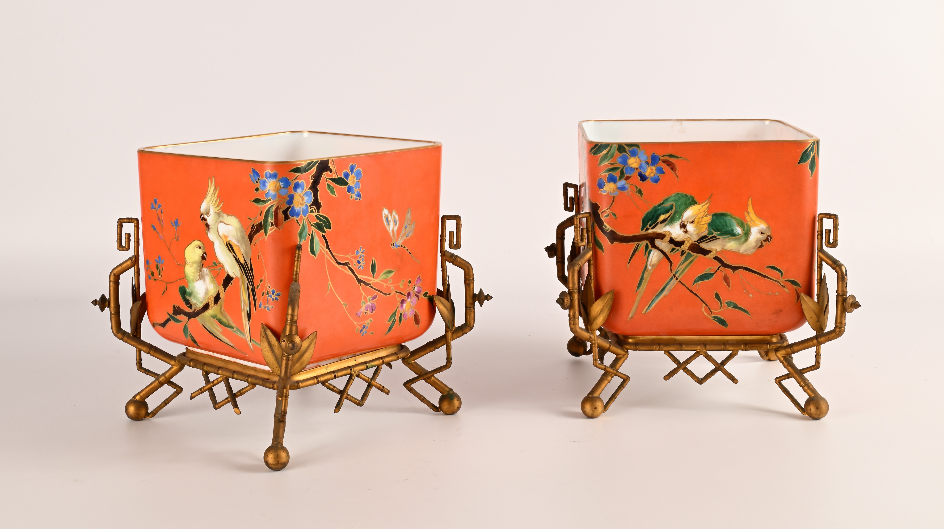 Coppia di Cache Pots in Vetro Opalino Dipinto e Montatura in Bronzo Dorato