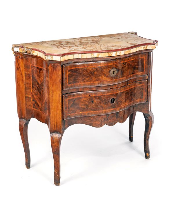 Cassettone sagomato in radica con filettature, Roma, XVIII secolo