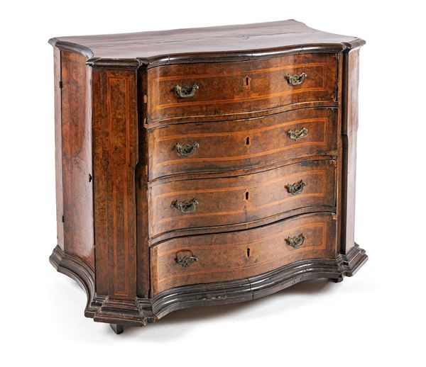 Cassettone in noce, Ferrara, XVIII secolo