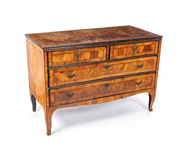 Cassettone in noce e radica con filettature e profili ebanizzati, XVIII secolo