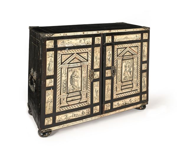 Stipo in legno ebanizzato con placche in osso pirografato, Germania, XVII secolo