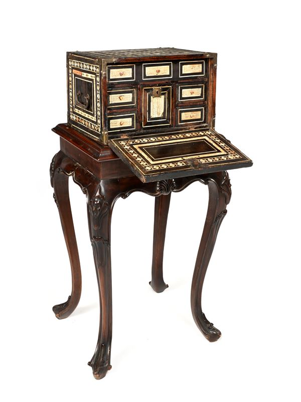 Stipo in legno ebanizzato con intarsi in osso, arte coloniale indo inglese, XVIII secolo