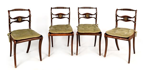 Quattro sedie Regency con finiture ornamentali in tolla dorata, Inghilterra, inizi del XIX secolo