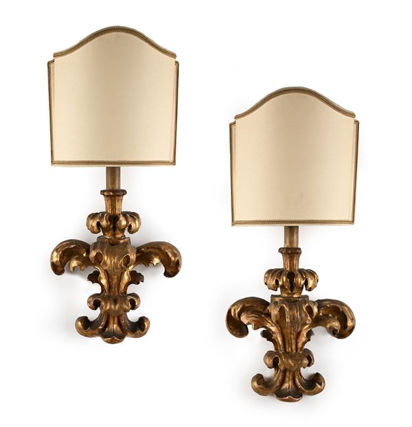 Coppia di appliques in legno scolpito, intagliato e dorato, XVIII secolo