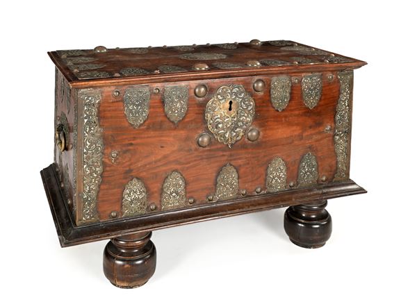 Cassone in legno con applicazioni in rame ed ottone incisi, arte coloniale indo-portoghese, XVIII secolo