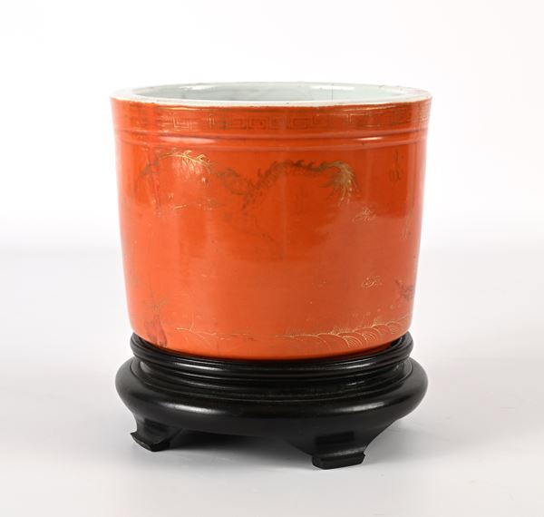 Cache-pot in porcellana rosso ferro con lumeggiature dorate, Cina, XVIII secolo