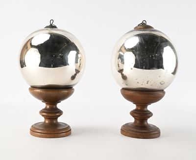 Due Wish Balls in Vetro Soffiato Argentato, Inghilterra, Fine XIX/inizi XX Secolo