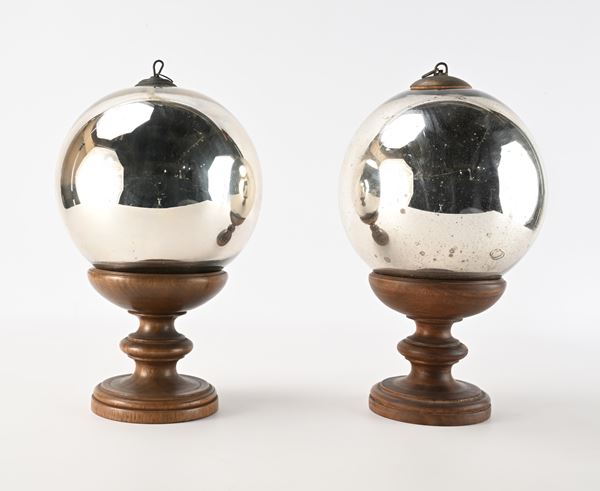 Due wish balls in vetro soffiato argentato, Inghilterra, fine XIX/inizi XX secolo