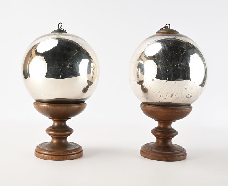 Due Wish Balls in Vetro Soffiato Argentato, Inghilterra, Fine XIX/inizi XX Secolo