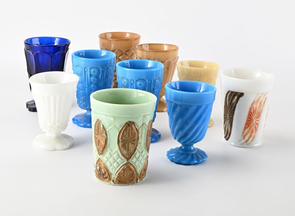 Dieci bicchieri diversi in vetro molato di differenti colori e decorazione, Boemia, fine XIX secolo