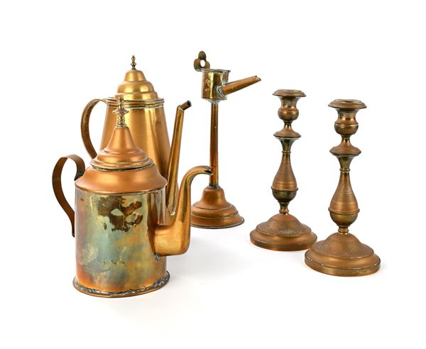 Cinque oggetti in metallo dorato, arte europea e medio orientale