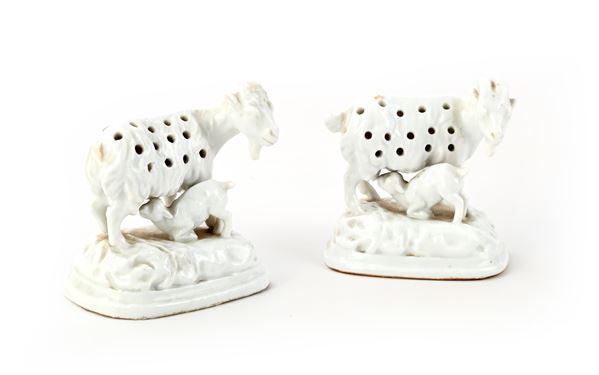 Coppia di portastecchini in ceramica bianca, XIX secolo