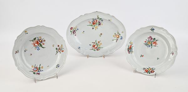 Due piatti e un vassoio in ceramica, manifattura Ginori, Doccia, XVIII secolo