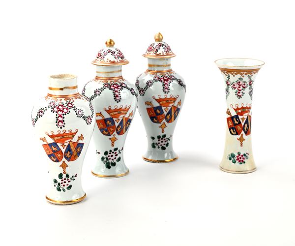 Quattro vasi “miniature” diversi in porcellana policroma con stemmi araldici, Compagnia delle Indie, XVIII secolo