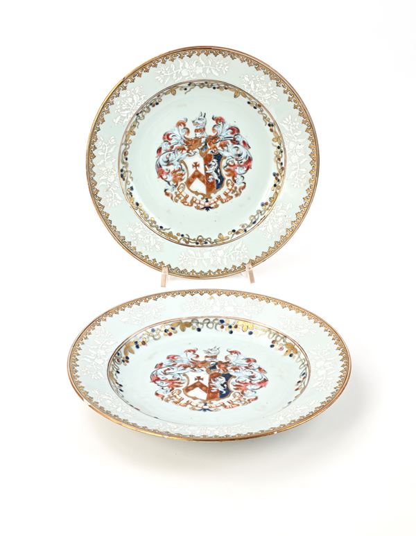 Coppia di piatti in porcellana policroma e dorata con stemmi araldici, Compagnia delle Indie, XVIII secolo