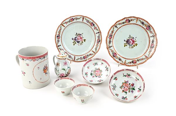 Due piatti, due tazze con piattino, una caffettiera con coperchio e un tankard in porcellana policroma, Compagnia delle Indie, XVIII secolo