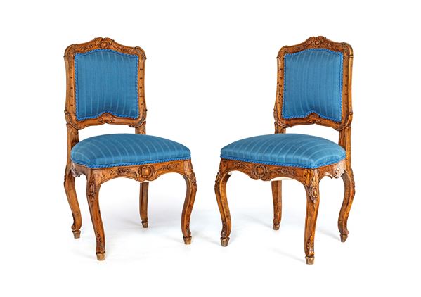 Coppia di sedie in legno intagliato e decapato, XVIII secolo