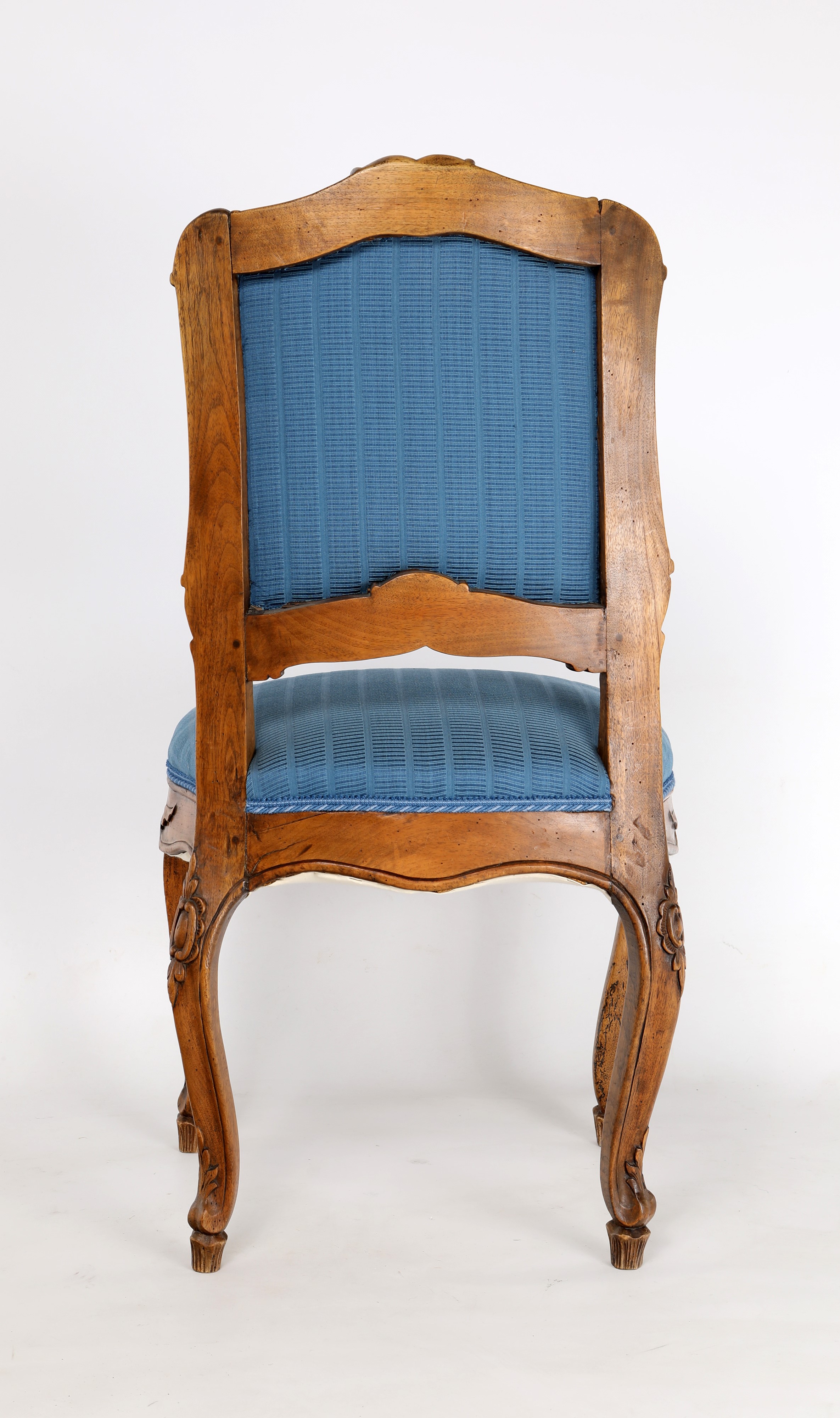 Coppia di sedie in legno intagliato e decapato, XVIII secolo