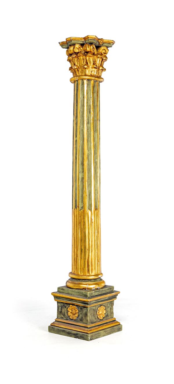 Colonna scanalata in legno intagliato, laccato verde e dorato, XIX secolo