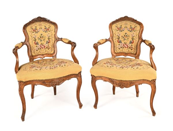 Coppia di poltroncine in noce, Francia, epoca Luigi XV