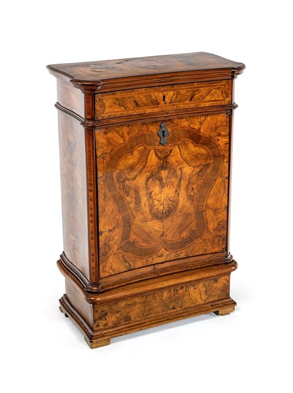 Piccolo credenzino in noce e radica di noce, Lombardia, XVIII secolo