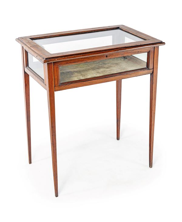 Tavolo vetrina in noce con filettature, XX secolo