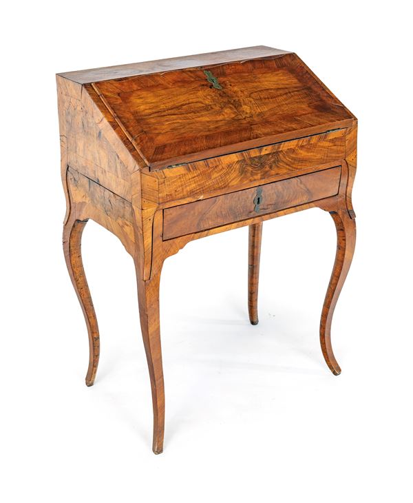 Raro scrittoio a ribalta in noce e radica di noce a doppio uso, Italia settentrionale, metà del XVIII secolo